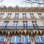 Modern Open-Air Apartment Near Montmartre